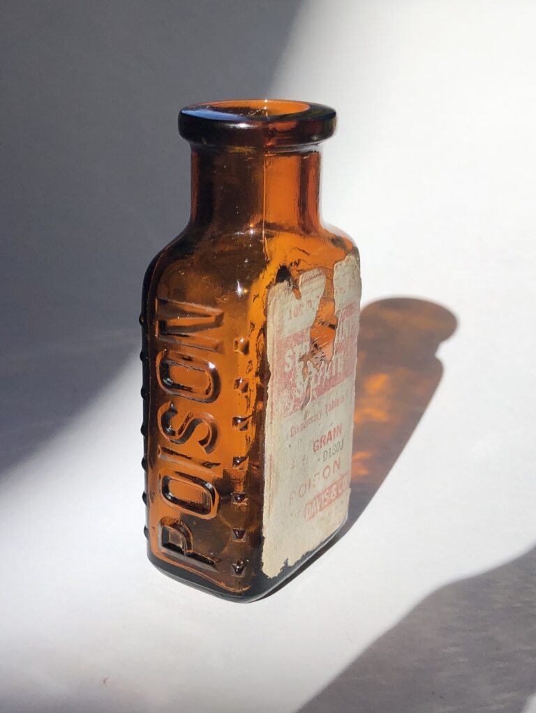 KR-9 PARKE DAVIS POISON BOTTLE reversed letters! (1890-1910)