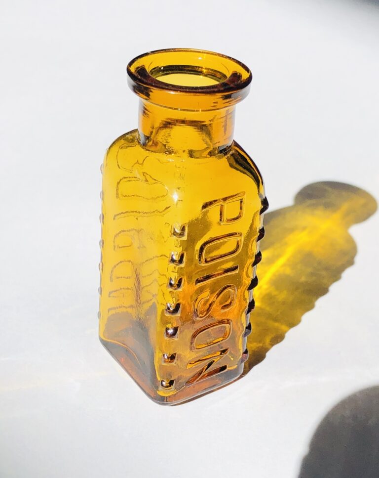 KR-9 PARKE DAVIS POISON BOTTLE (1890-1910)